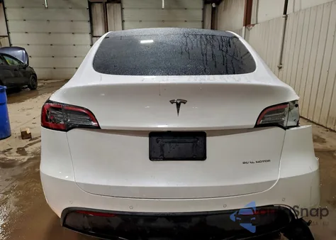 2022 Tesla Model Y z USA, uszkodzony, nr VIN 7SAYGDEE4NF330360